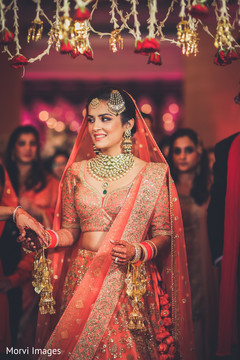 Astonishing indian bride's wedding outfit. Astonishing indian bride's wedding outfit.