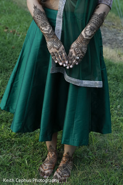 Ravishing Indian bride posing with her mehndi Ravishing Indian bride posing with her mehndi