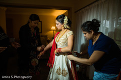 See the Final touch ups for this charming Indian bride. See the Final touch ups for this charming Indian bride.