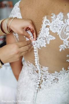 Maharani getting herp to put her dress. Maharani getting herp to put her dress.