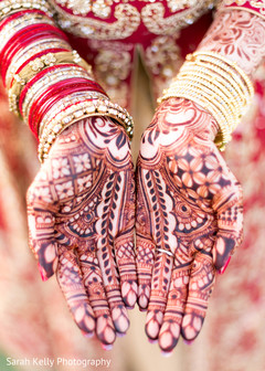 Beautiful mehndi design on the maharani Beautiful mehndi design on the maharani