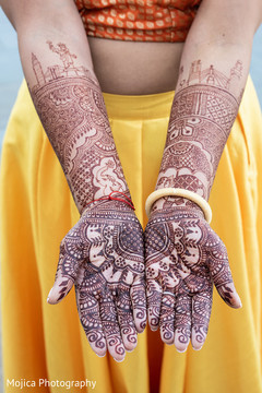 Maharani showing her beautiful mehndi design Maharani showing her beautiful mehndi design