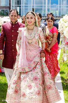 See this lovely Indian bride at her ceremony. See this lovely Indian bride at her ceremony.