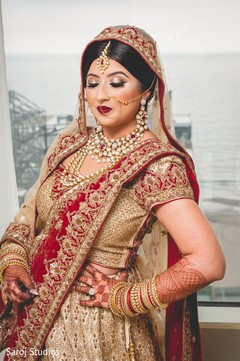 Details of makeup and mehndi design on the Indian bride Details of makeup and mehndi design on the Indian bride