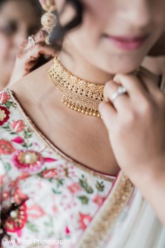 Indian bride's jewelry details Indian bride's jewelry details