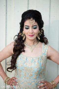 Astonishing Indian bridal sangeet fashion. Astonishing Indian bridal sangeet fashion.