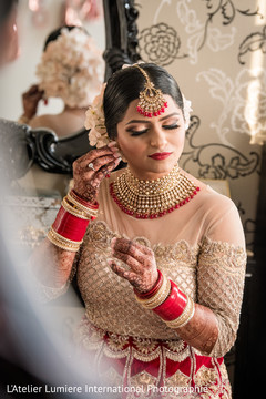 Maharani getting her earrings on. Maharani getting her earrings on.