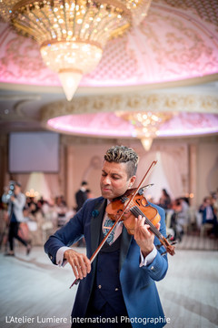 Impressive Indian wedding violin player capture. Impressive Indian wedding violin player capture.