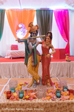 Traditional Hindu statues at the venue Traditional Hindu statues at the venue