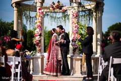 See this gorgeous Indian couple kissing during the ceremony See this gorgeous Indian couple kissing during the ceremony