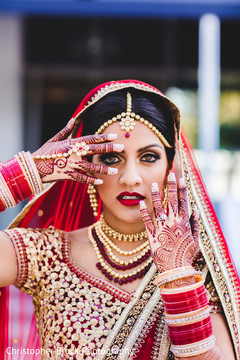 Dazzling Maharani showing her beautiful mehndi design Dazzling Maharani showing her beautiful mehndi design