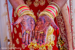 Maharani showing her ravishing mehndi design Maharani showing her ravishing mehndi design