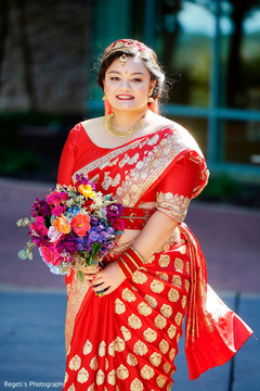 See this dazzling Maharani posing with the bouquet See this dazzling Maharani posing with the bouquet