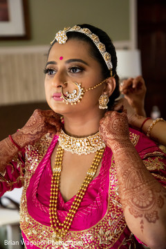 See this beautiful Indian bride getting ready for the ceremony See this beautiful Indian bride getting ready for the ceremony