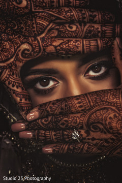 Incredible shot of Maharani showing her mehndi design Incredible shot of Maharani showing her mehndi design