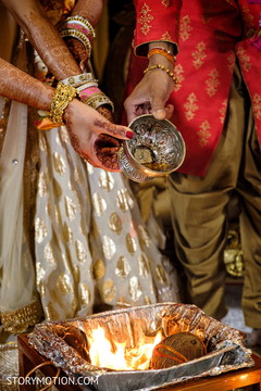 Maharani pouring oil to sacred fire. Maharani pouring oil to sacred fire.