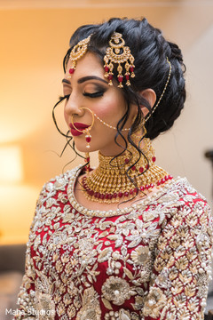 Magnificent Indian bride with polki necklace choker. Magnificent Indian bride with polki necklace choker.