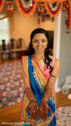 Lovely maharani showing her hand's mehndi art. Lovely maharani showing her hand's mehndi art.