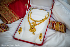 Stunning golden maharani's jewelry. Stunning golden maharani's jewelry.