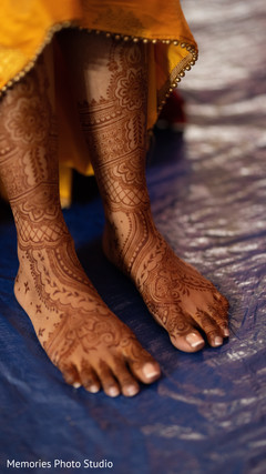 See this incredible Indian bridal henna art. See this incredible Indian bridal henna art.