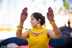 See this incredible Indian bridal henna art. See this incredible Indian bridal henna art.
