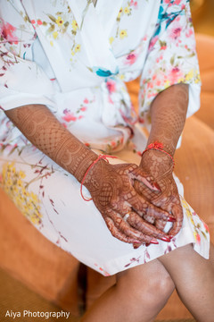 Lovely mehndi art on maharani's hands. Lovely mehndi art on maharani's hands.