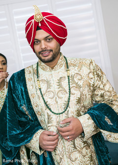 Indian groom's wedding outfit Indian groom's wedding outfit