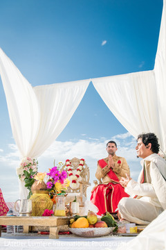 Indian groom's spiritual moment Indian groom's spiritual moment