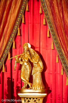 Marvelous Indian wedding golden gods statue. Marvelous Indian wedding golden gods statue.