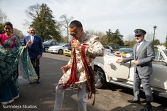 See this charming Indian groom arriving to his wedding. See this charming Indian groom arriving to his wedding.