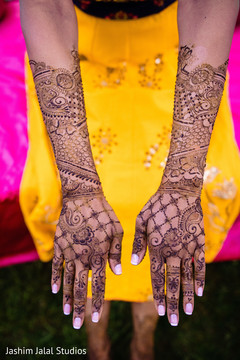 Dazzling mehndi design Dazzling mehndi design