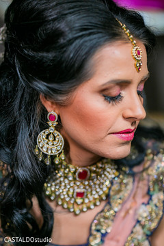 Indian bride on her sangeet kundan set. Indian bride on her sangeet kundan set.