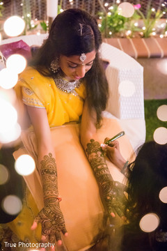 Take a look at this beautiful Indian bride at mehndi party. Take a look at this beautiful Indian bride at mehndi party.