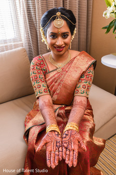 Maharani showing her marvelous mehndi art. Maharani showing her marvelous mehndi art.