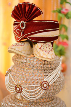 Marvelous Indian groom's turban, mohari, and kundan mala. Marvelous Indian groom's turban, mohari, and kundan mala.