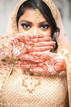 See this gorgeous bride showing her mehndi See this gorgeous bride showing her mehndi