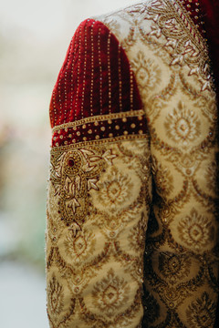 Marvelous embroideri on rajahs sherwani. Marvelous embroideri on rajahs sherwani.