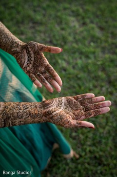Maharani showing her mehndi design Maharani showing her mehndi design