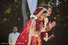 See this lovely Indian couple during their jaimala ritual. See this lovely Indian couple during their jaimala ritual.