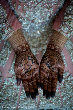 Marvelous mehndi on maharanis hands. Marvelous mehndi on maharanis hands.