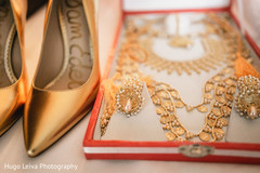 Shoes and jewelry details of the Maharani Shoes and jewelry details of the Maharani