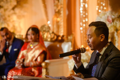 Guest delivering a message to the couple Guest delivering a message to the couple