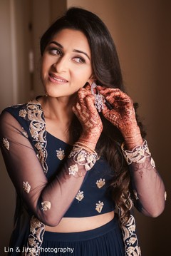 Dazzling Indian bride's evening look. Dazzling Indian bride's evening look.