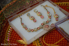 Charming Indian bridal kundan set. Charming Indian bridal kundan set.