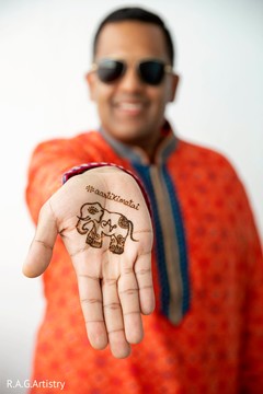 Groom showing his mehndi elephant Groom showing his mehndi elephant
