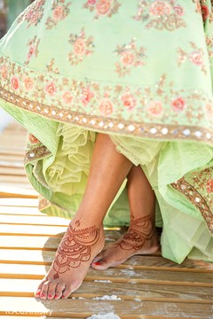 Maharani showing her mehndi design Maharani showing her mehndi design