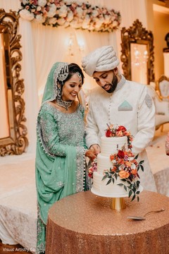 Maharani and Indian groom cutting the cake Maharani and Indian groom cutting the cake