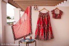 Indian bride's wedding attire Indian bride's wedding attire