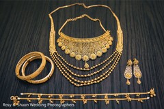 Traditional Indian bridal jewelry. Traditional Indian bridal jewelry.