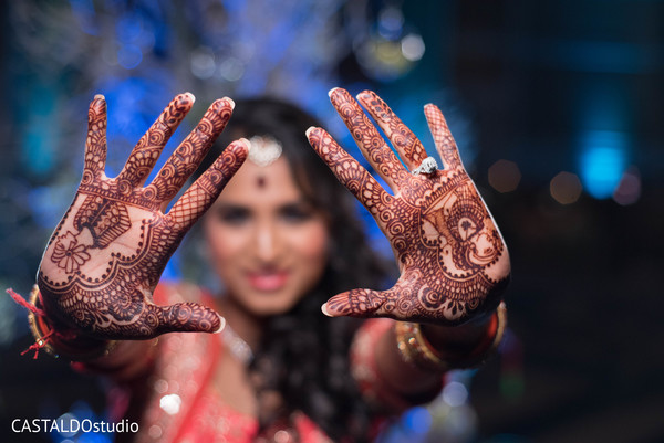 Maharani showing her mehndi